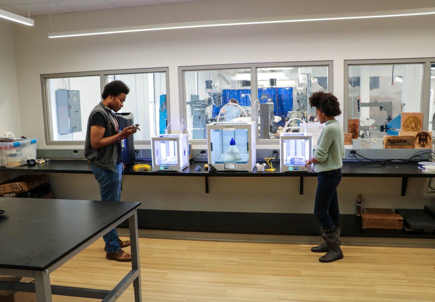 创客空间中的3D打印机